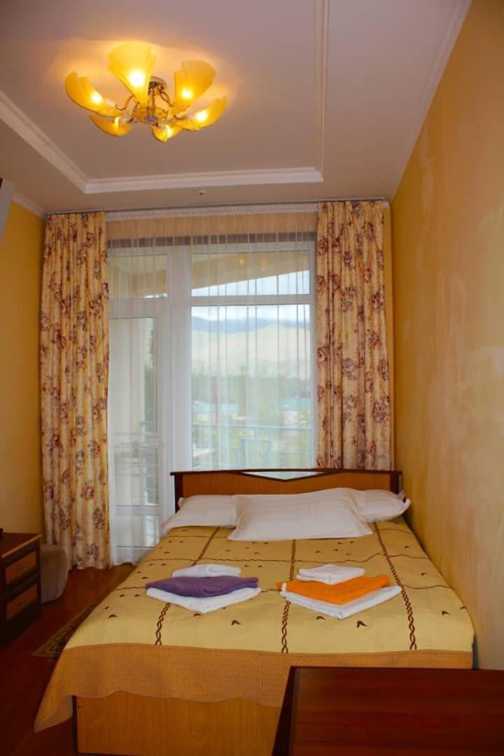 Tri Korony Hotel Cholpon-Ata Exterior foto