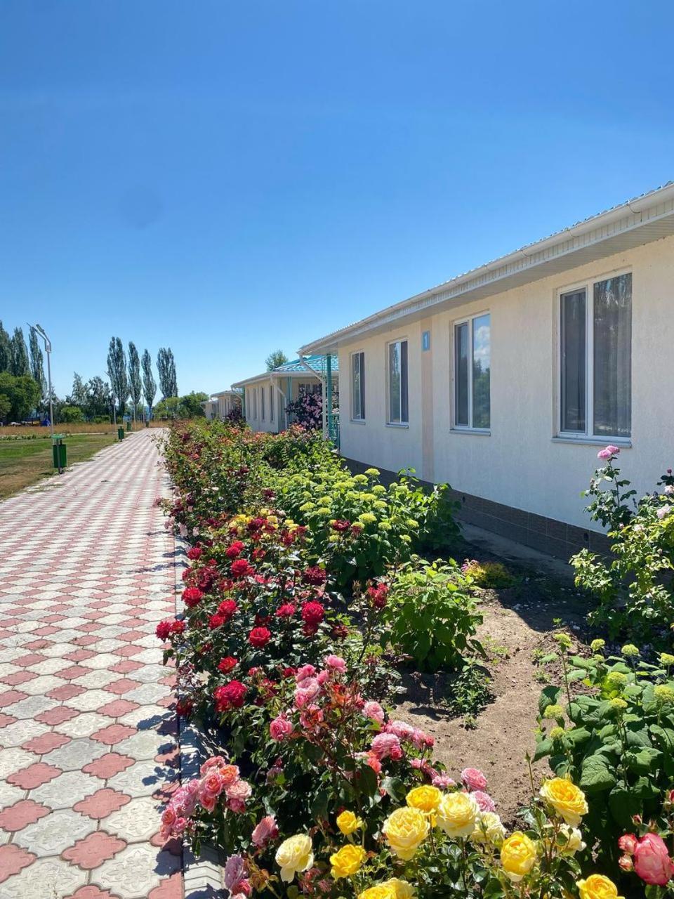 Tri Korony Hotel Cholpon-Ata Exterior foto